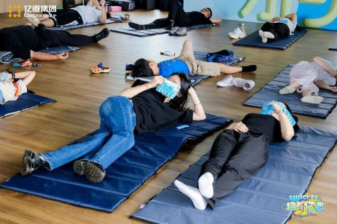 The “lie-flat contest” in the yoga room adds a humorous twist to Emdoor’s anniversary festivities.