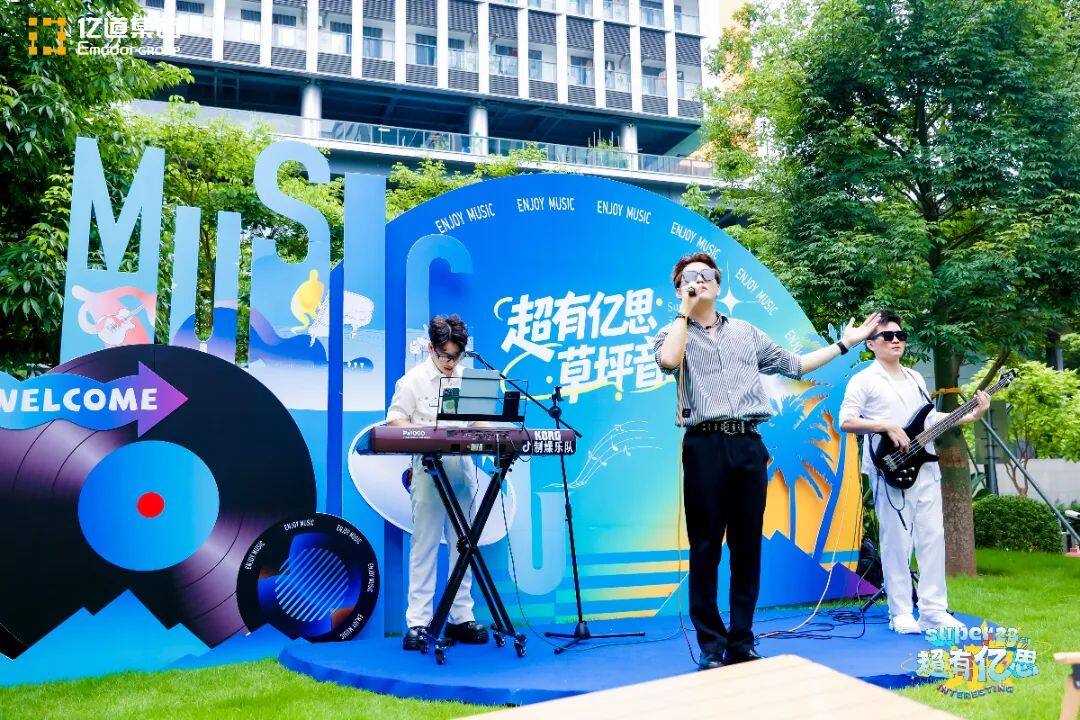 Musicians perform at Emdoor’s grassroots music festival, captivating employees with soulful tunes.
