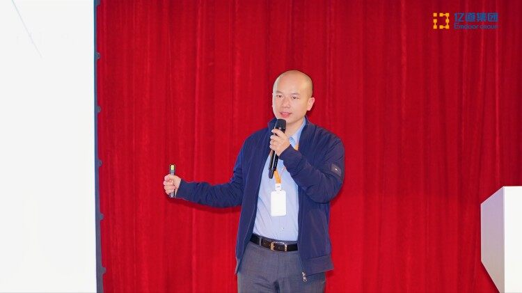 General Manager Deng Jianding reviewed progress across software product lines and regional client expansions. General Manager Deng Jianding reviewed progress across software product lines and regional client expansions.
