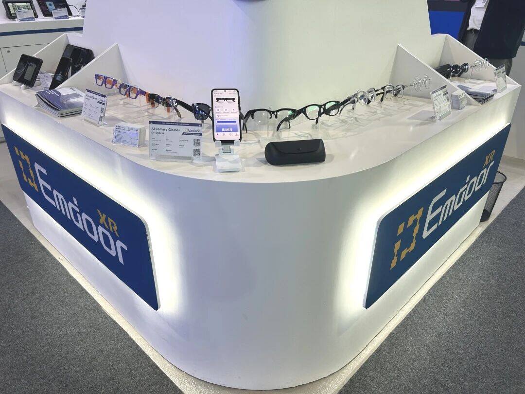 The AI Camera Glasses The AI Camera Glasses: Vision Meets Intelligence