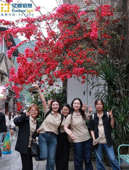Emdoor team on a Li River cruise in Xingping Yangshuo