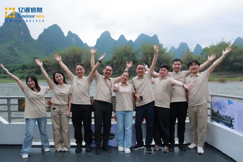 Karst mountains and river views along the Li River in Yangshuo