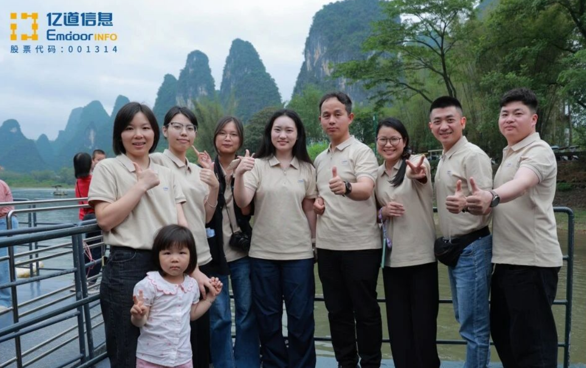 Emdoor team enjoying the Li River landscape in Guilin