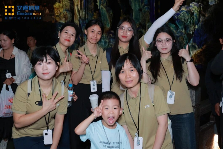 Emdoor team visiting Silver Cave in Guilin