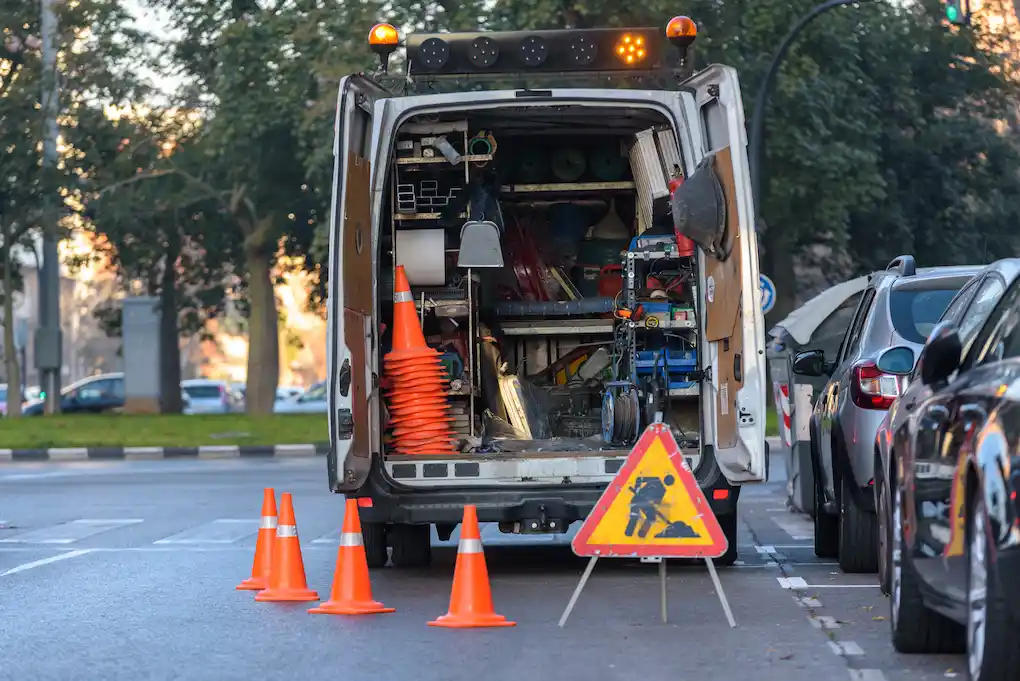 Road_maintenance_vehicle_parked_on_the_street_in_Valencia,_Spain.webp